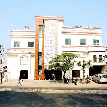 Grace Hotel Karnal Bagian luar foto